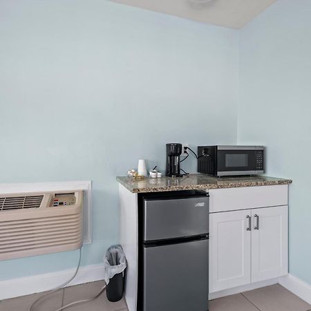 Partial Ocean View Hotel Room- King Bed #1 Fort Pierce Exterior photo