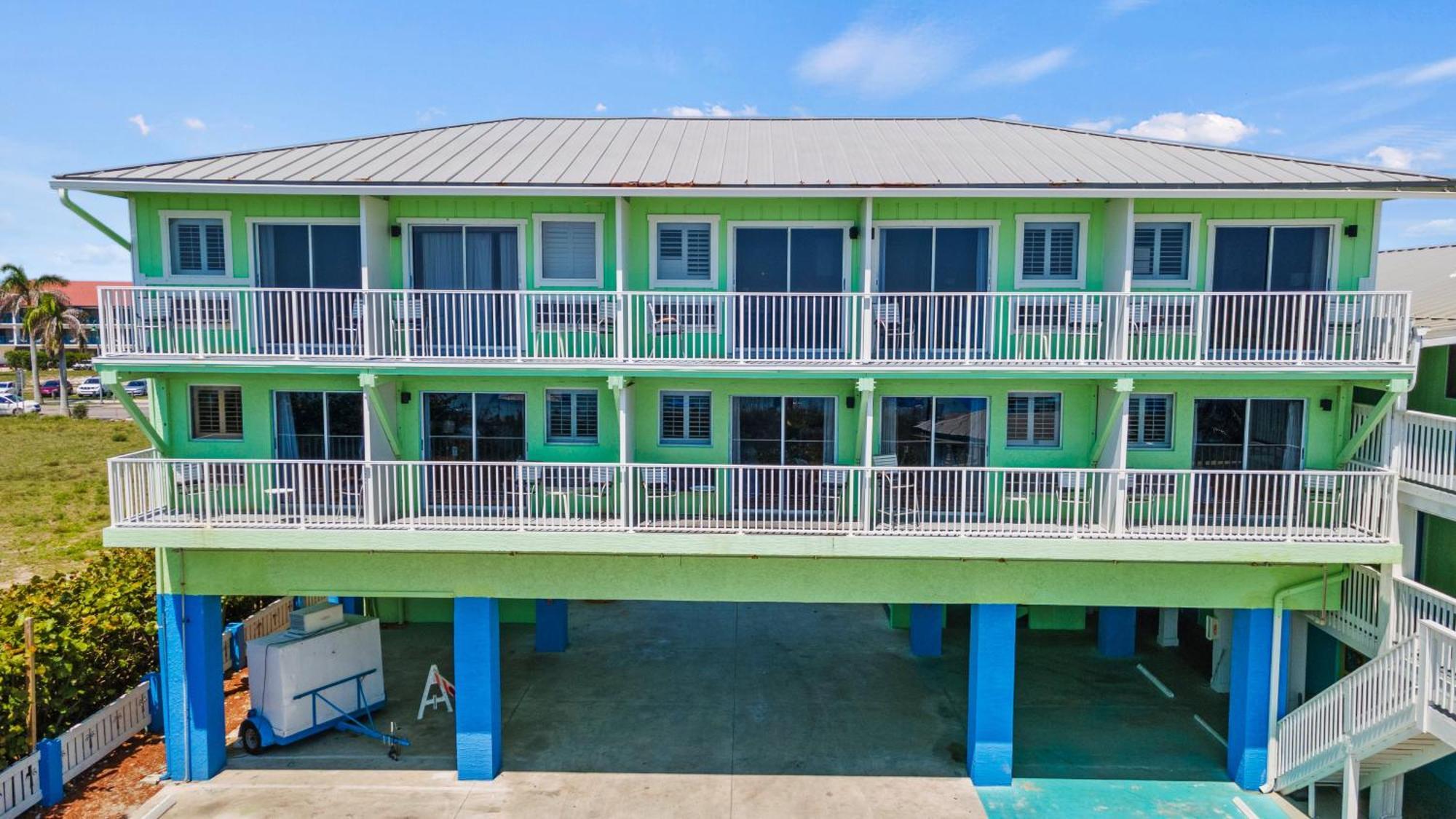 Partial Ocean View Hotel Room- King Bed #1 Fort Pierce Exterior photo