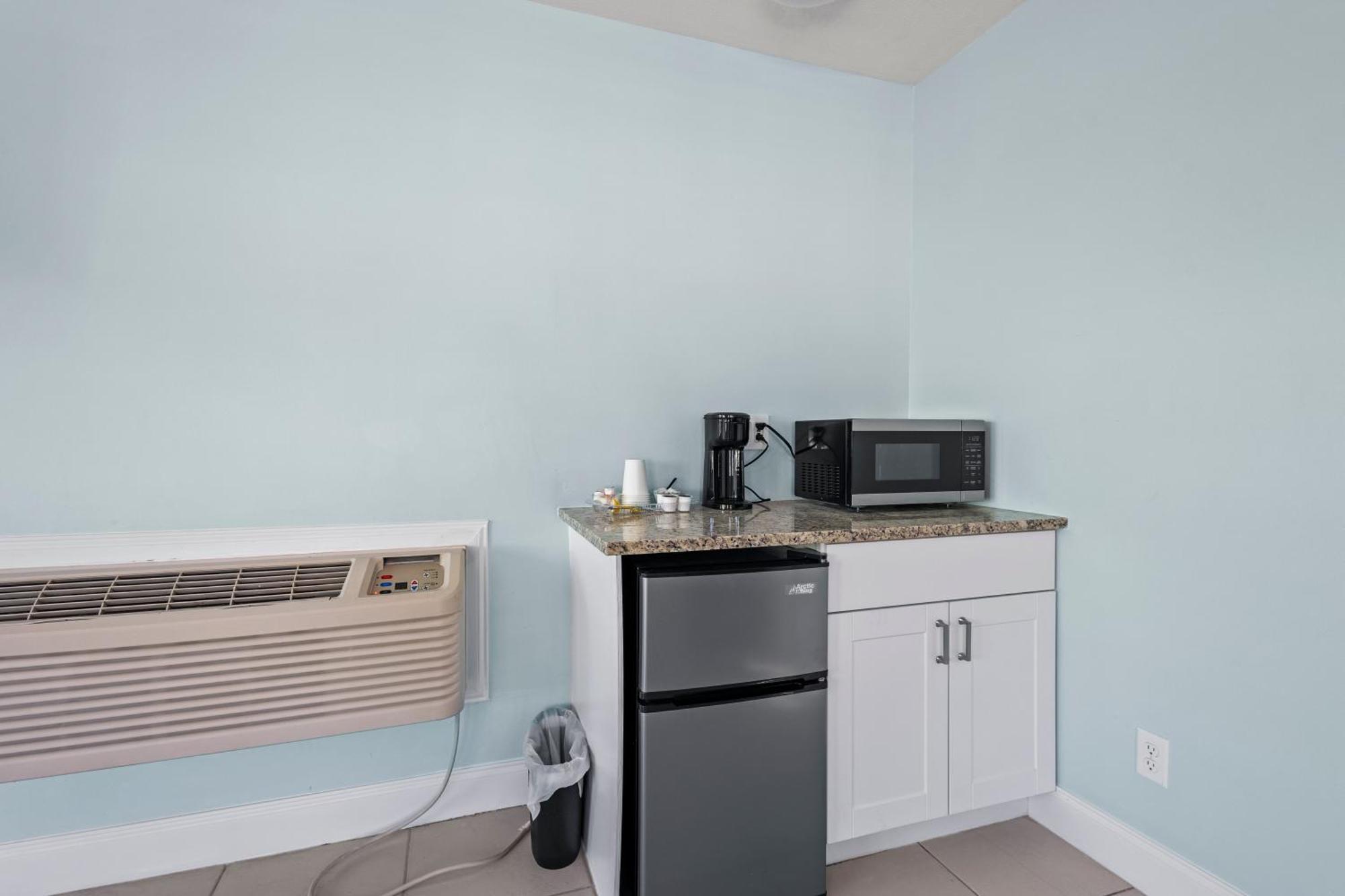 Partial Ocean View Hotel Room- King Bed #1 Fort Pierce Exterior photo