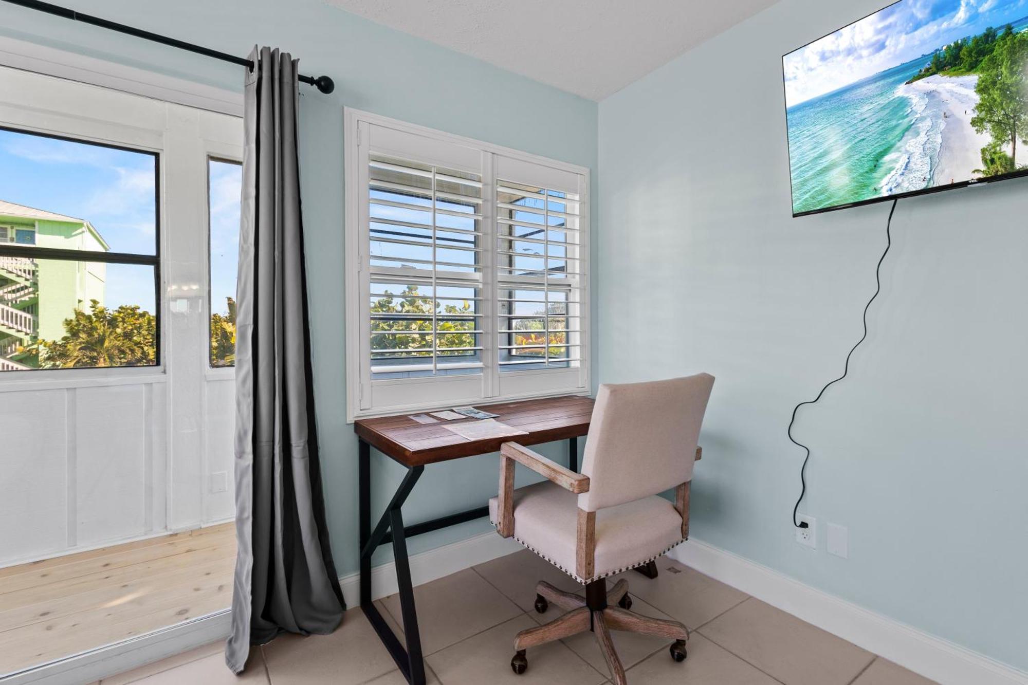 Partial Ocean View Hotel Room- King Bed #1 Fort Pierce Exterior photo