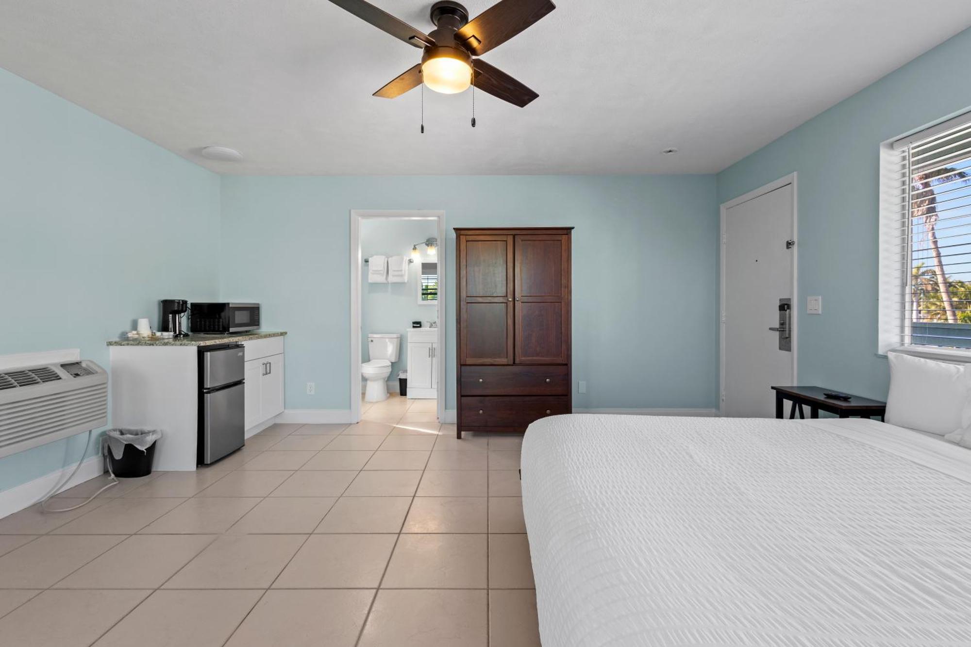 Partial Ocean View Hotel Room- King Bed #1 Fort Pierce Exterior photo