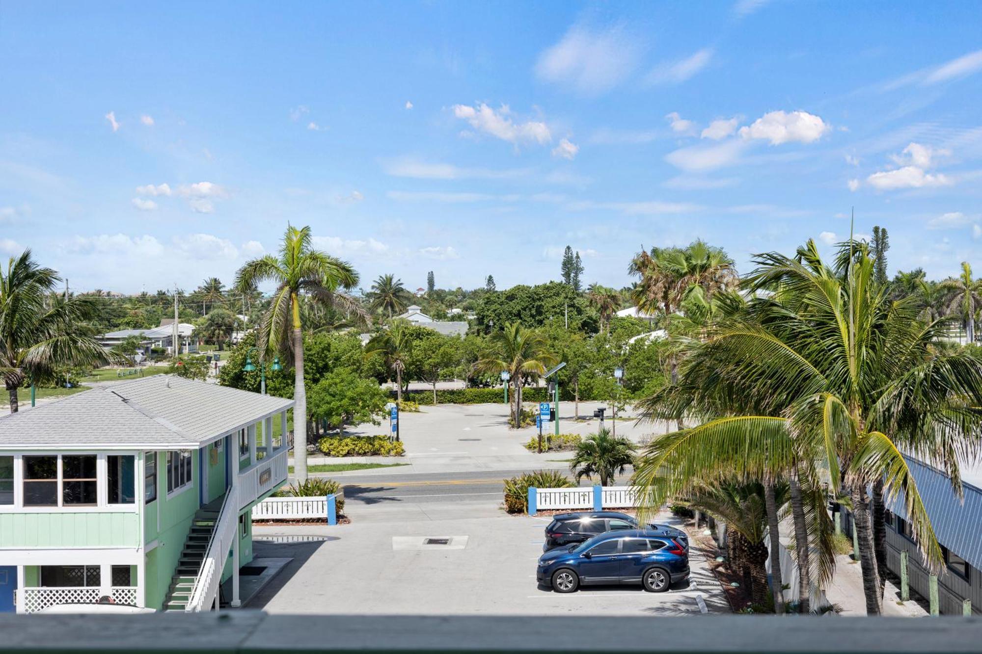 Partial Ocean View Hotel Room- King Bed #1 Fort Pierce Exterior photo