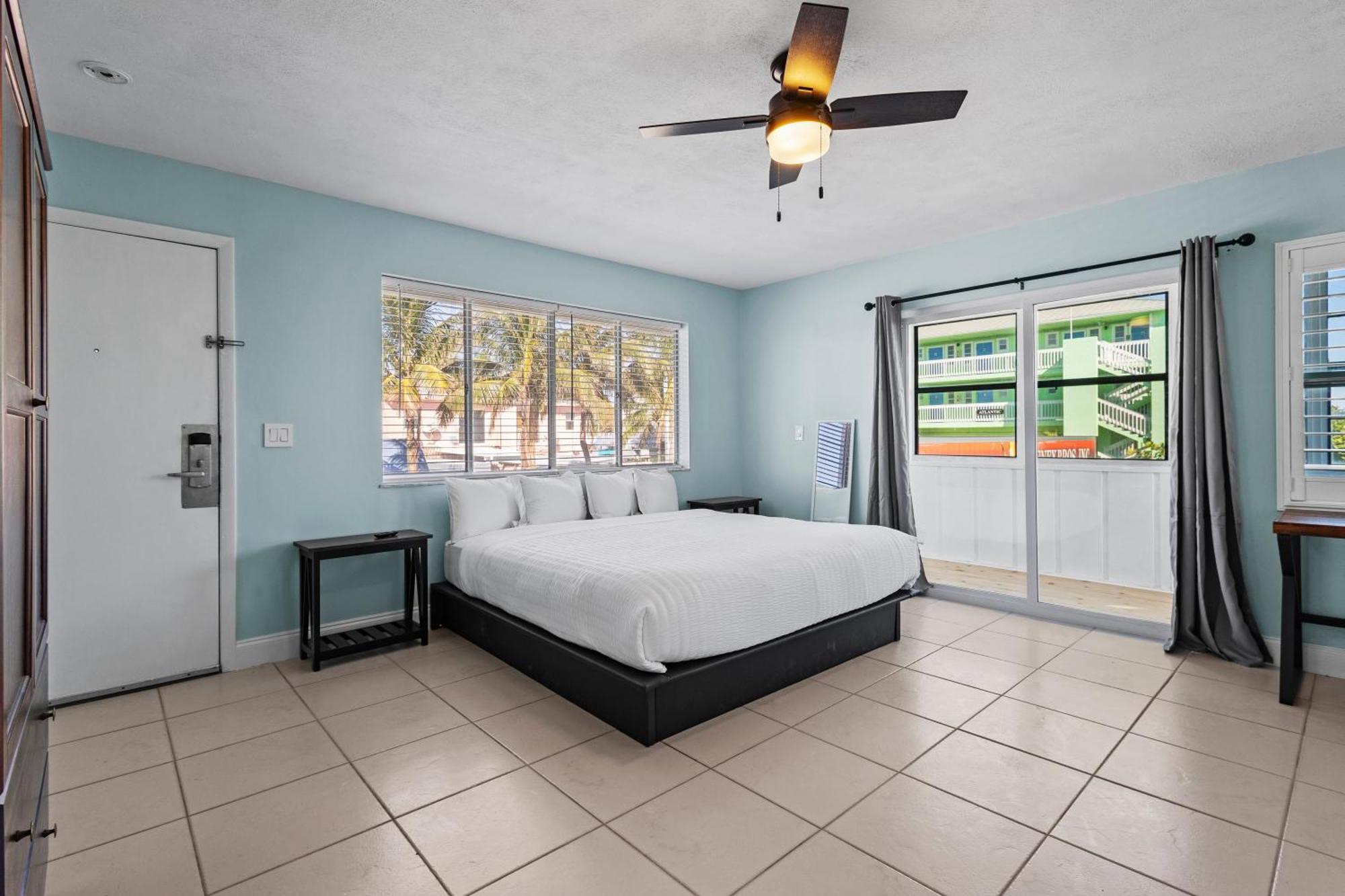 Partial Ocean View Hotel Room- King Bed #1 Fort Pierce Exterior photo