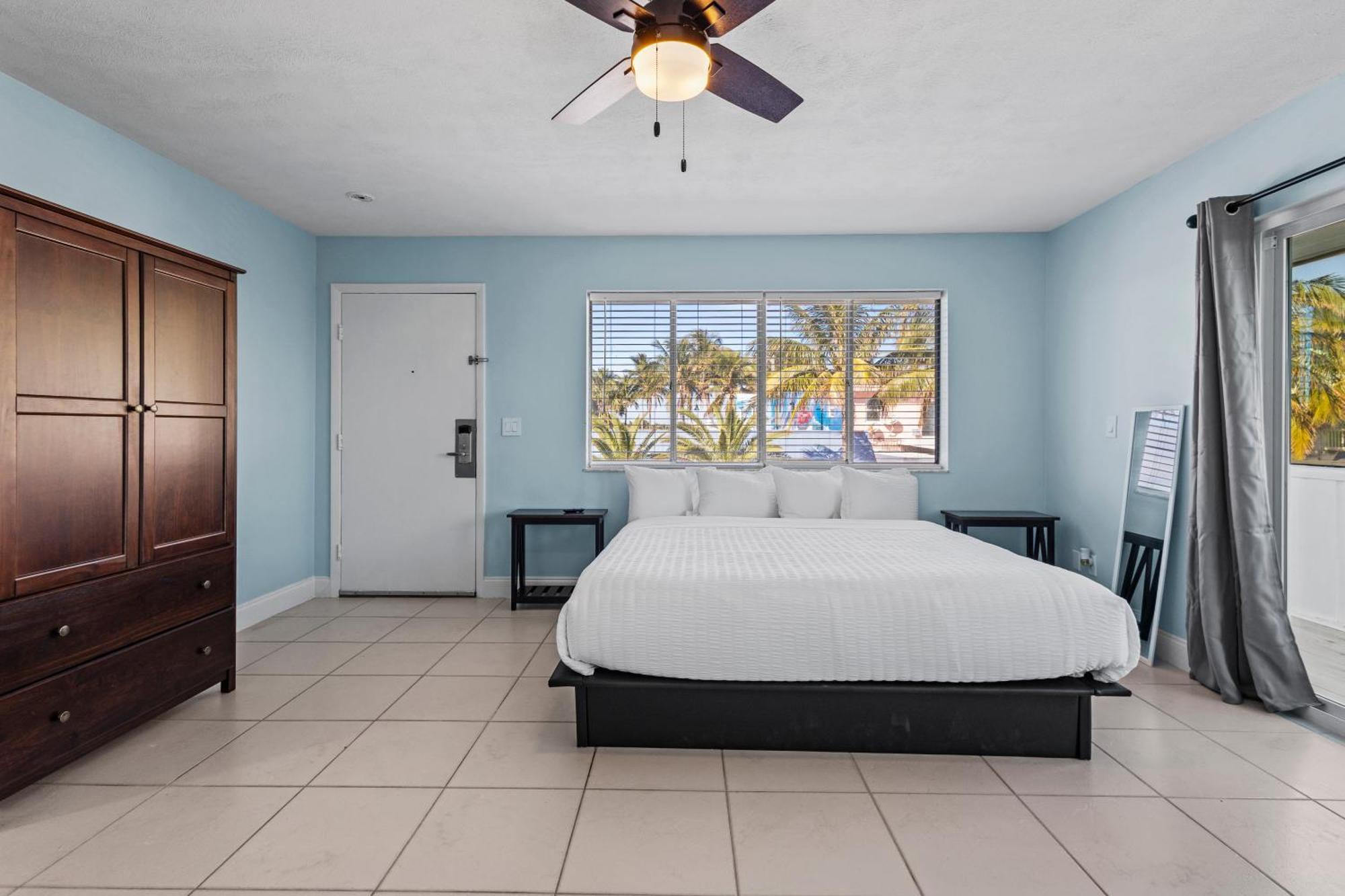 Partial Ocean View Hotel Room- King Bed #1 Fort Pierce Exterior photo